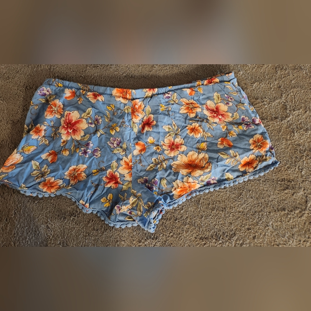 FLORAL SHORTS !! - Picture 4 of 4